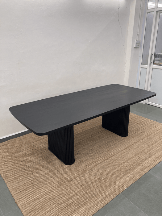 Walter dining table