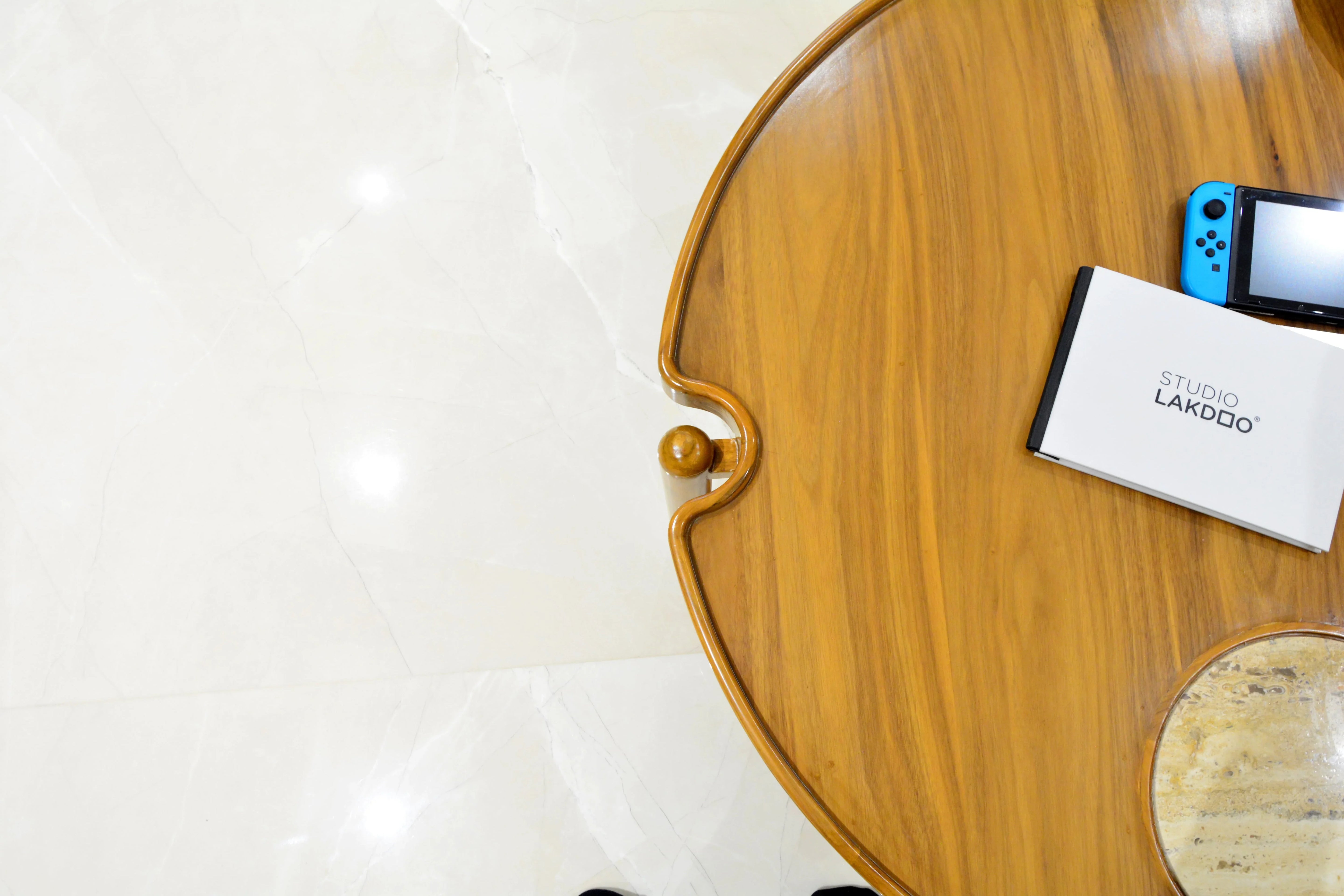 Round The edge | Branded Plywood with Veneer and Solid Wood