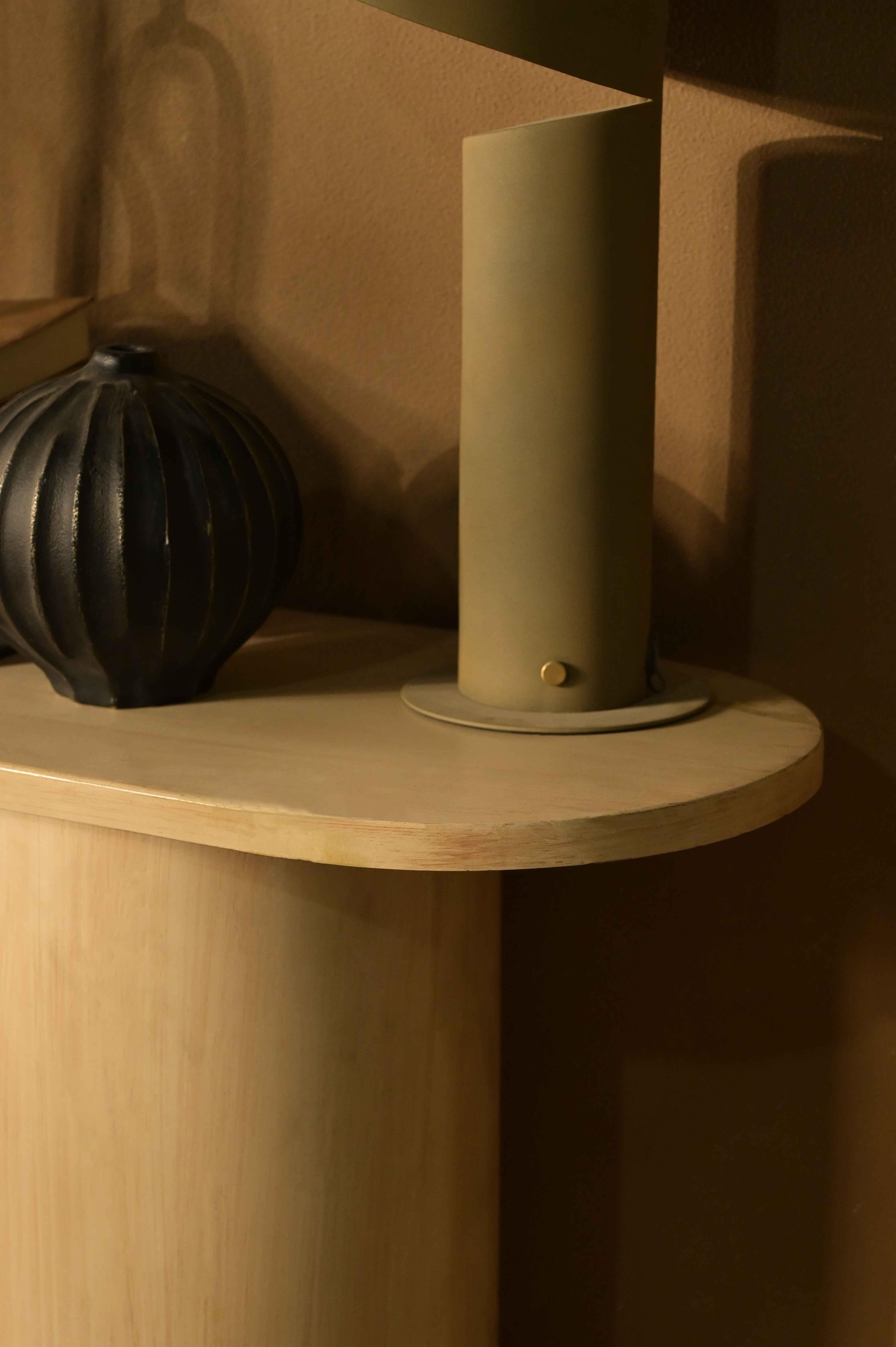 Aurum Console | Iron