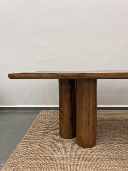 Onus dining table