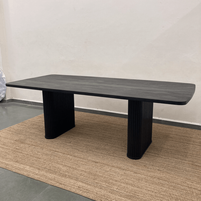 Walter dining table