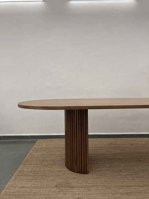 Baron dining table