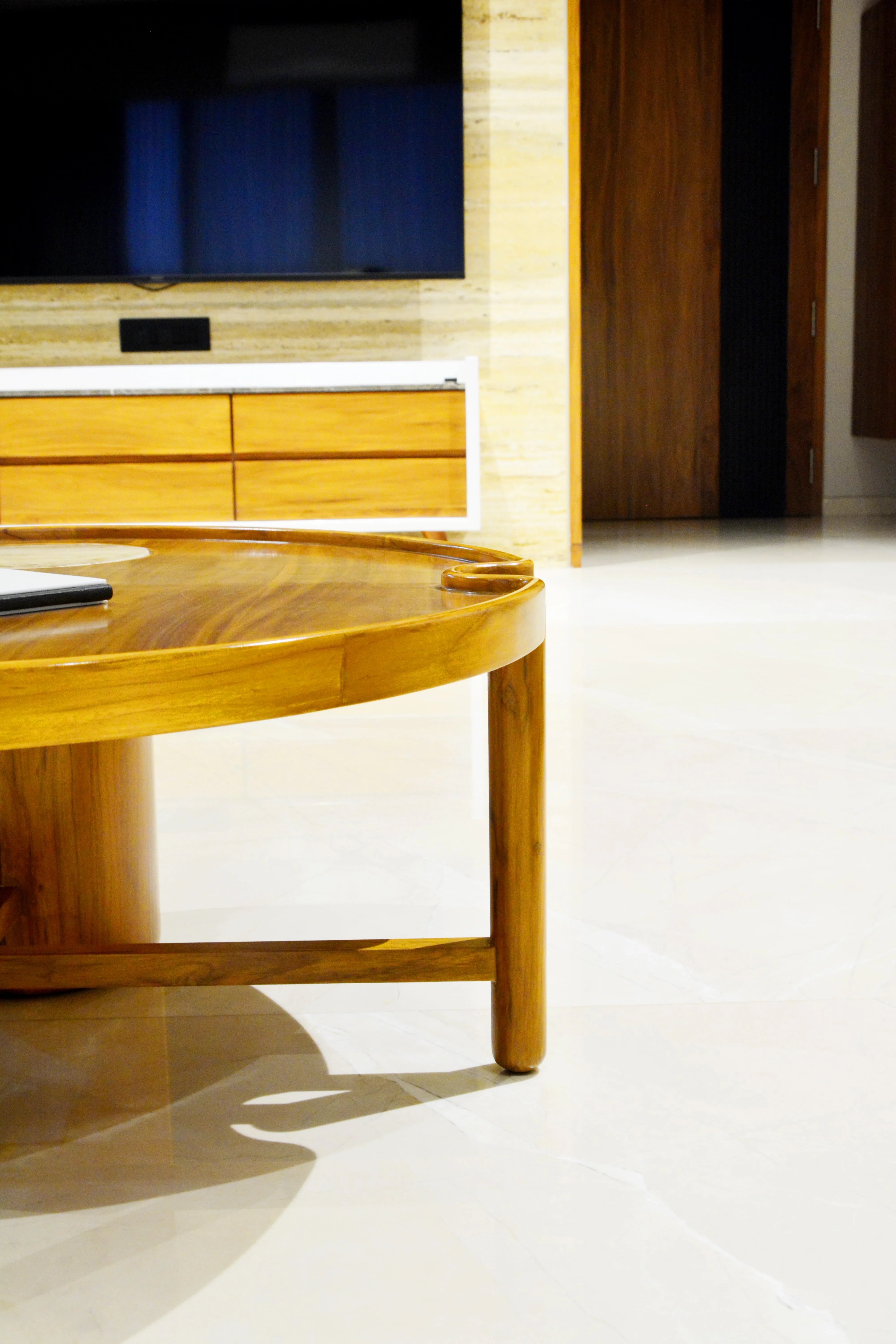 Round The edge | Branded Plywood with Veneer and Solid Wood