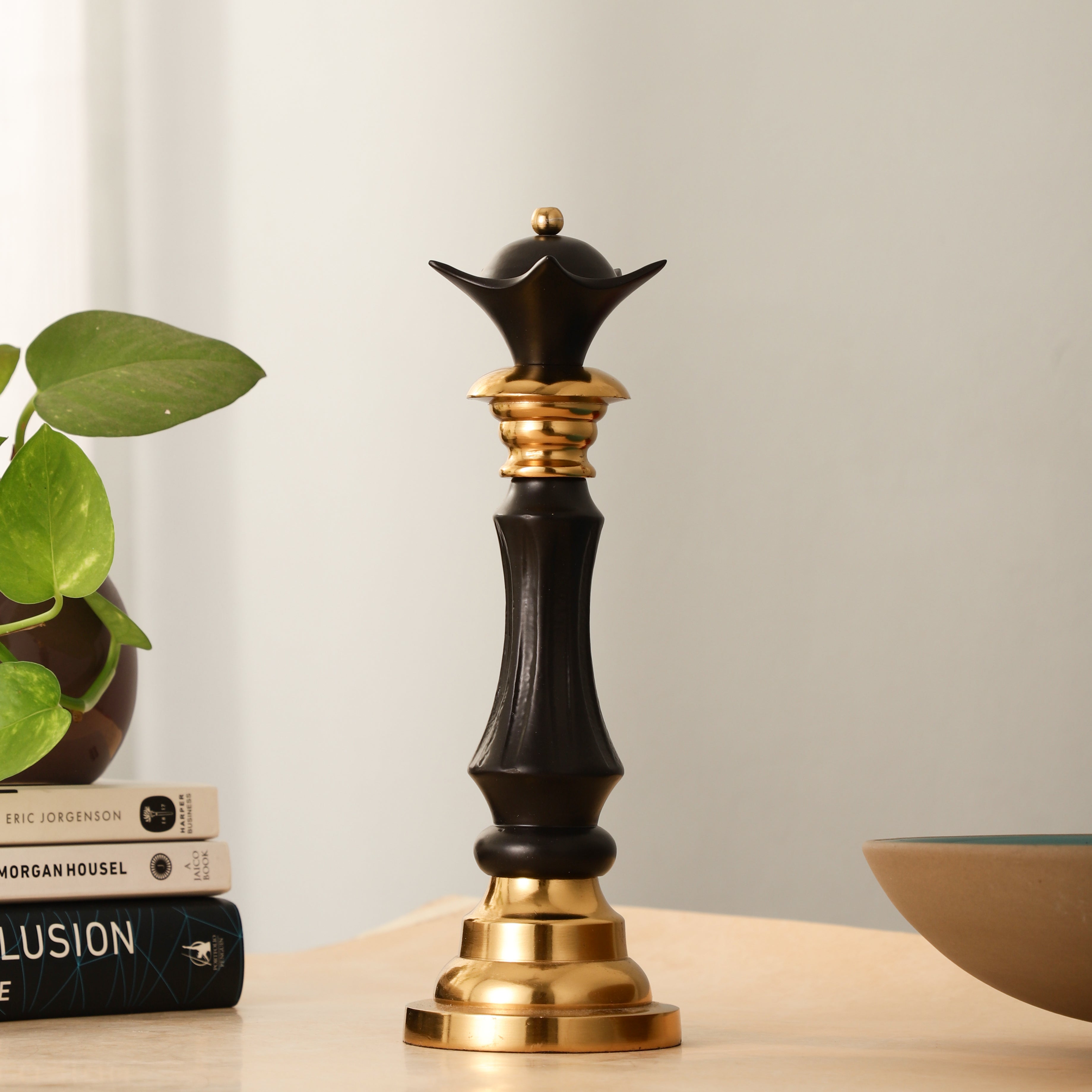 Regina Victoris Queen Showpiece – Luxury Aluminium Queen Figurine for Home & Office Décor