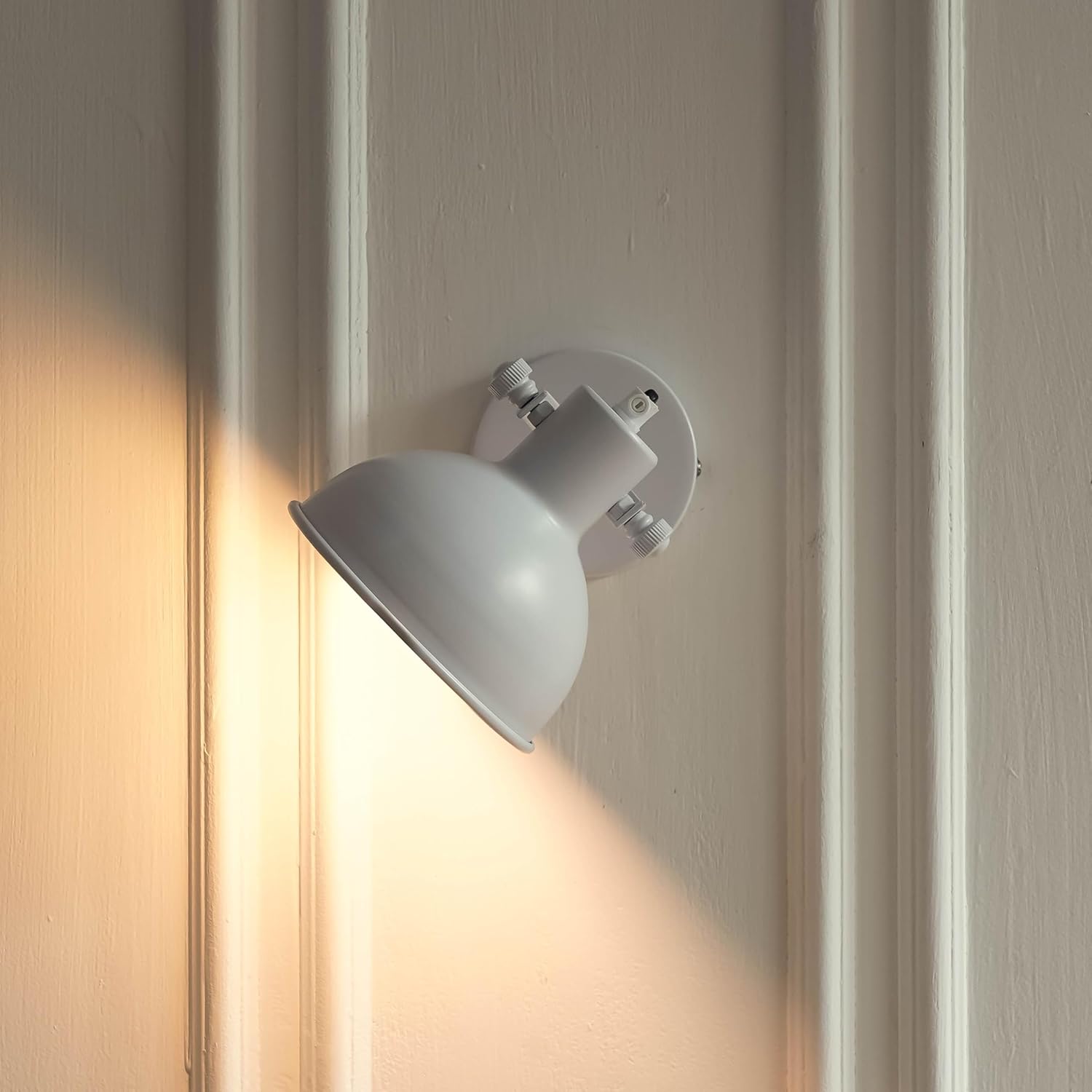 White Focus Wall Lamp with Rotation Adjustment