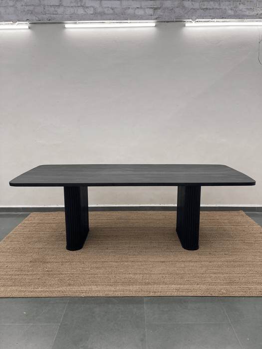 Walter dining table