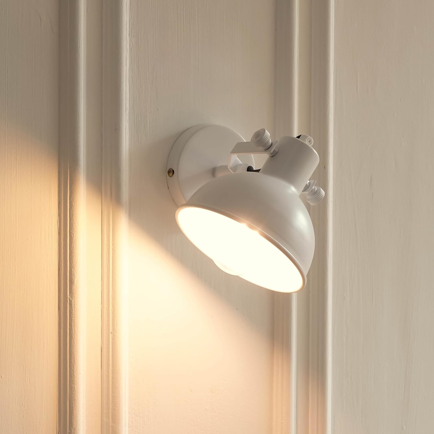 White Focus Wall Lamp with Rotation Adjustment