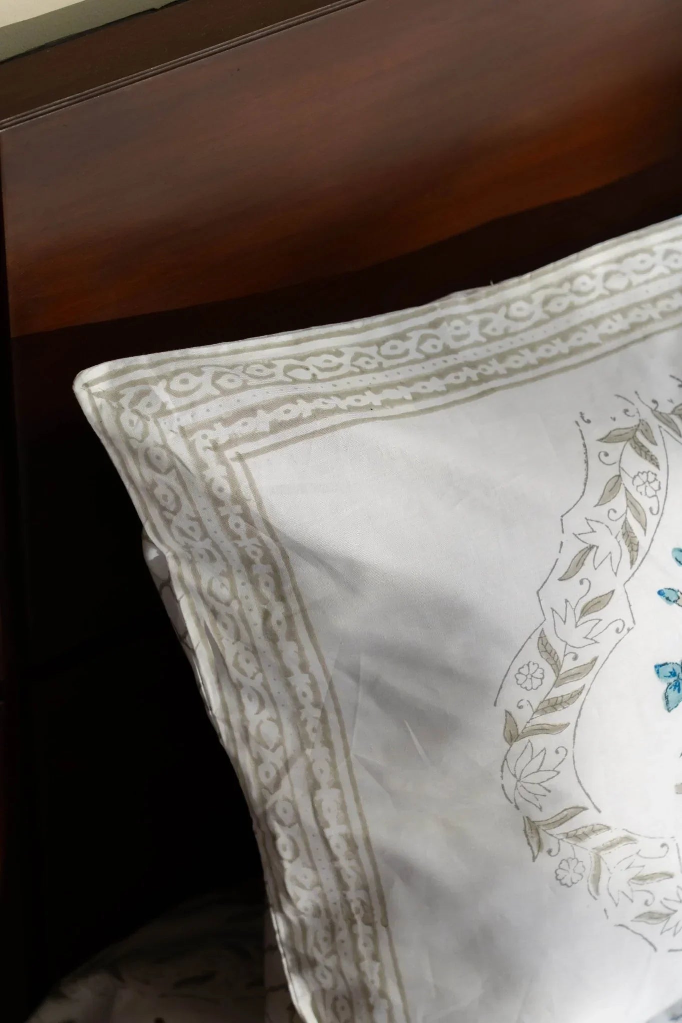 Pastel Petal Bedsheet With Pillow Covers