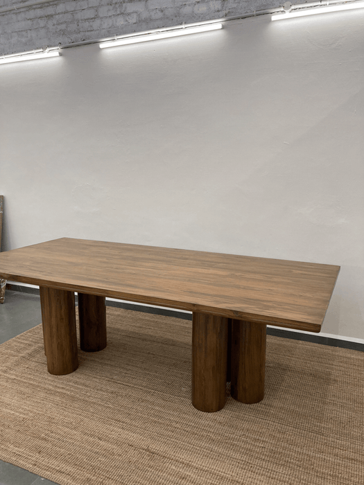 Onus dining table