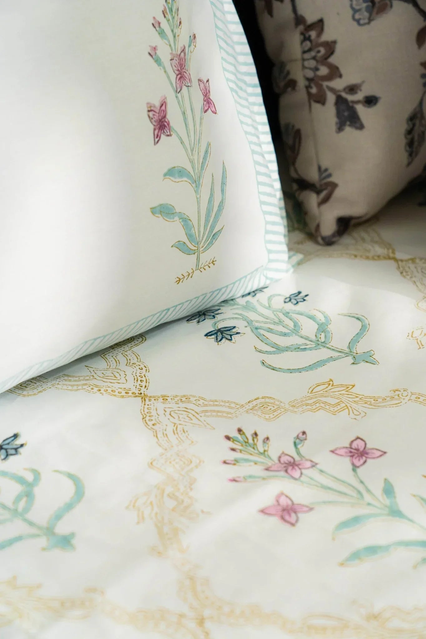 Sundarvan Bloom Bedsheet With Pillow Covers