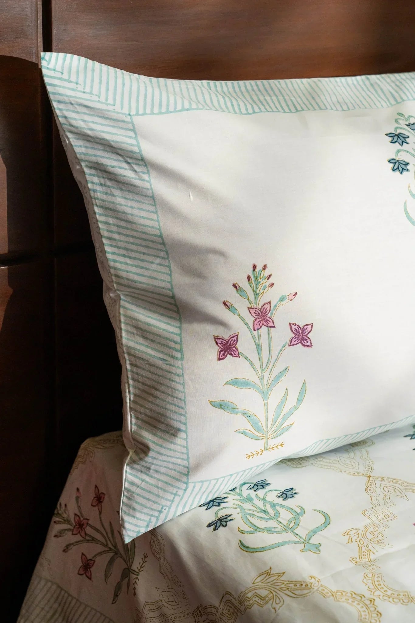 Sundarvan Bloom Bedsheet With Pillow Covers