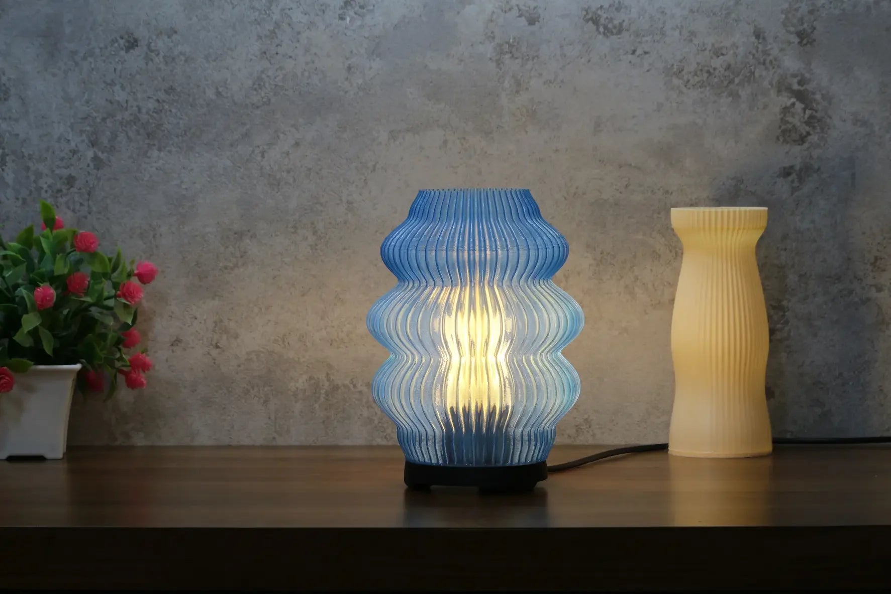 Noir ripple table lamp